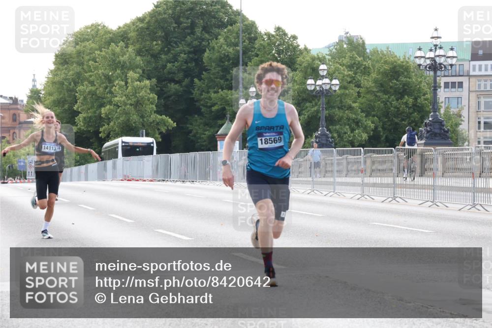29.06.2025 - hella hamburg halbmarathon Lena Gebhardt http://msf.ph/oto/8420642 29.06.2025 09:42:11 Lombardsbrücke 10, 55, 1411318, 18569, 1241, 2604, 2618, 2892, 4128, 4571, 6559, 7142, 7862, 10485, 11194, 11965, 12067, 12641, 13440, 13751, 13780, 14019, 14107, 14113, 14506, 15253, 16169, 17003, 17752, 18124, 18569, 18897 meine-sportfotos.de