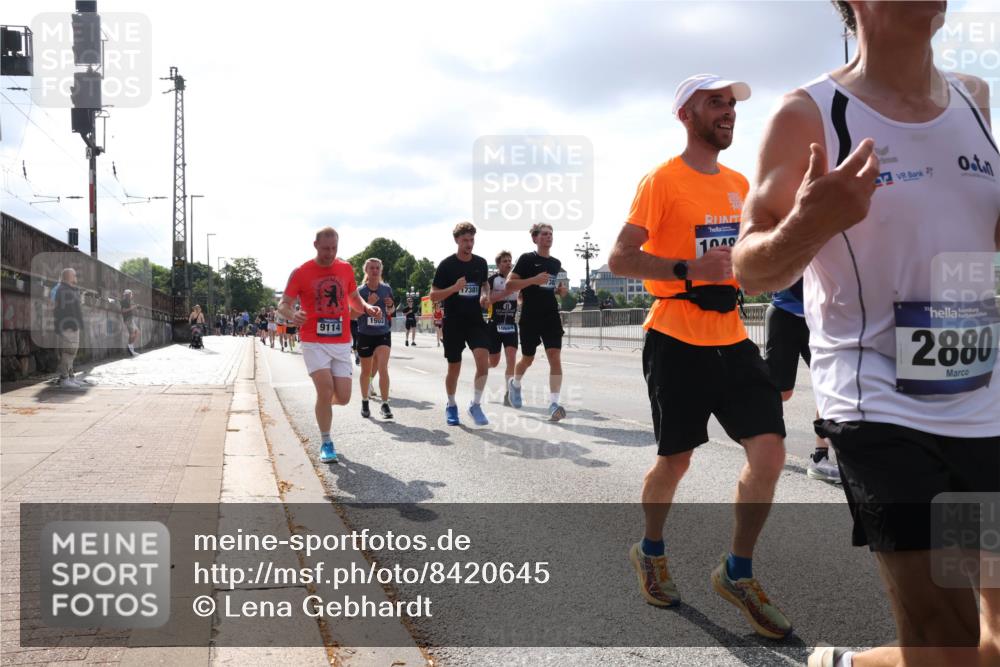 29.06.2025 - hella hamburg halbmarathon Lena Gebhardt http://msf.ph/oto/8420645 29.06.2025 09:51:37 Lombardsbrücke 9114, 17381, 10669, 1049, 2880, 1136, 1520, 1570, 1903, 1912, 1920, 1941, 2653, 2880, 2972, 3437, 3523, 3700, 4297, 4634, 4759, 4843, 4854, 4865, 4889, 4991, 4999, 5375, 5410, 6490, 6593, 6721, 6901, 7092, 7105, 7363, 7378, 7693, 7962, 8319, 8346, 8359, 8871, 8900, 9114, 9262, 9313, 9364, 9371, 9755, 9885, 10319, 10375, 10480, 10669, 10934, 11021, 11049, 11417, 11714, 11907, 11959, 12153, 12623, 12711, 14201 meine-sportfotos.de