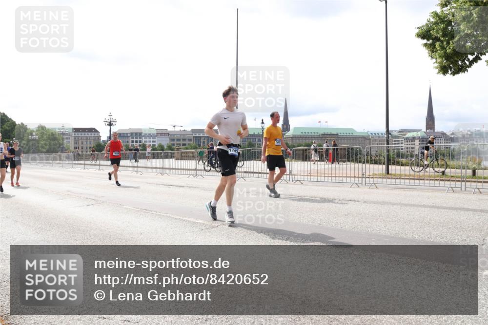 29.06.2025 - hella hamburg halbmarathon Lena Gebhardt http://msf.ph/oto/8420652 29.06.2025 10:27:37 Lombardsbrücke 6214, 1742, 570, 2080, 2775, 3389, 4372, 5177, 5285, 5825, 6214, 6259, 7764, 7944, 7978, 8085, 8281, 9688, 10077, 10158, 10412, 10413, 11256, 11766, 12500, 12823, 13043, 13860, 14206, 15607, 15641, 16569, 16804, 16838, 17427, 17791, 18012, 18097, 18301, 18626, 18766 meine-sportfotos.de