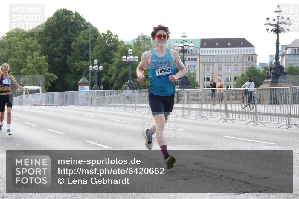 29.06.2025 - hella hamburg halbmarathon Lena Gebhardt http://msf.ph/oto/8420662 29.06.2025 09:42:12 Lombardsbrücke 14113, 18569, 1241, 2604, 2618, 2892, 4128, 6559, 7142, 7862, 10485, 11965, 12067, 12641, 13440, 13751, 13780, 14019, 14107, 14113, 14506, 15253, 16169, 17003, 17752, 18124, 18569, 18897 meine-sportfotos.de