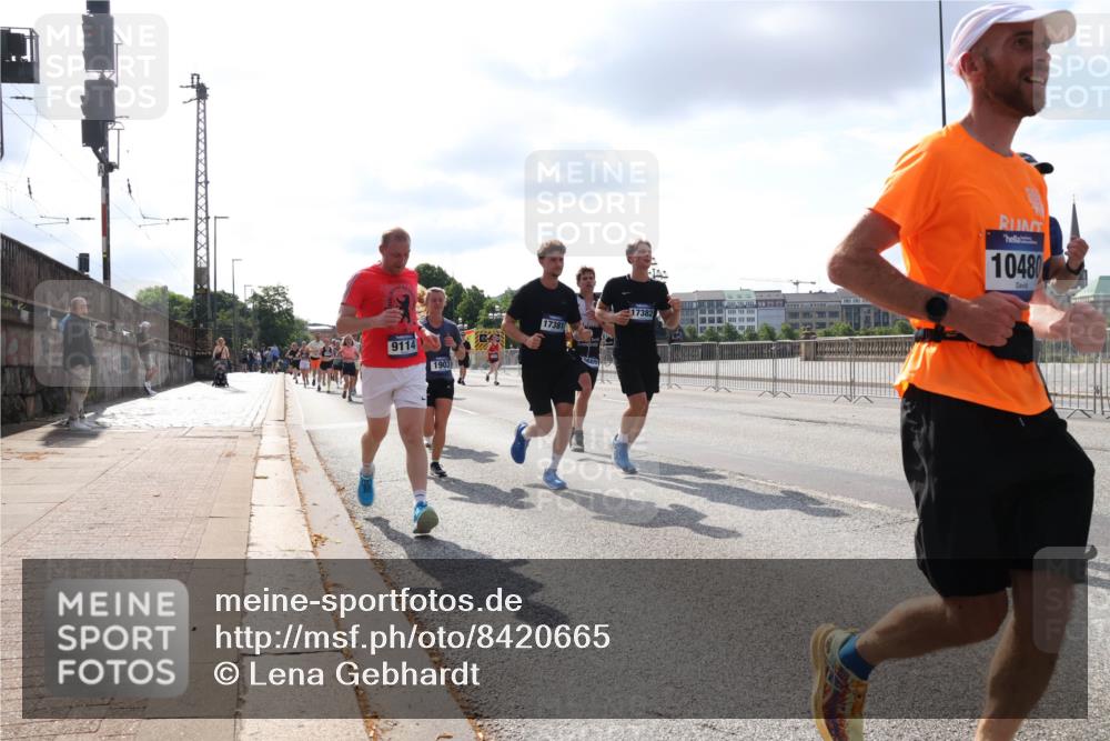 29.06.2025 - hella hamburg halbmarathon Lena Gebhardt http://msf.ph/oto/8420665 29.06.2025 09:51:37 Lombardsbrücke 9114, 1903, 17381, 17382, 10480, 1136, 1520, 1570, 1903, 1912, 1920, 1941, 2653, 2880, 2972, 3437, 3523, 3700, 4297, 4634, 4759, 4843, 4854, 4865, 4889, 4991, 4999, 5375, 5410, 6490, 6593, 6721, 6901, 7092, 7105, 7363, 7378, 7693, 7962, 8319, 8346, 8359, 8871, 8900, 9114, 9262, 9313, 9364, 9371, 9755, 9885, 10319, 10375, 10480, 10669, 10934, 11021, 11049, 11417, 11714, 11907, 11959, 12153, 12623, 12711, 14201 meine-sportfotos.de