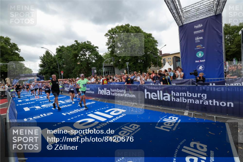 29.06.2025 - hella hamburg halbmarathon Zöllner http://msf.ph/oto/8420676 29.06.2025 10:53:19 Ziel 1683, 2074, 4065, 7312, 7383, 8273, 8361, 9142, 11844, 12875, 15179, 15681, 16929, 16986, 18901 meine-sportfotos.de