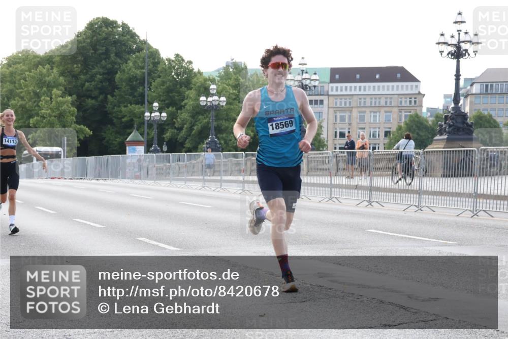 29.06.2025 - hella hamburg halbmarathon Lena Gebhardt http://msf.ph/oto/8420678 29.06.2025 09:42:12 Lombardsbrücke 14113, 18569, 1241, 2604, 2618, 2892, 4128, 6559, 7142, 7862, 10485, 11965, 12067, 12641, 13440, 13751, 13780, 14019, 14107, 14113, 14506, 15253, 16169, 17003, 17752, 18124, 18569, 18897 meine-sportfotos.de