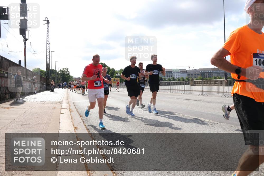 29.06.2025 - hella hamburg halbmarathon Lena Gebhardt http://msf.ph/oto/8420681 29.06.2025 09:51:37 Lombardsbrücke 9114, 903, 17381, 17382, 104, 1136, 1520, 1570, 1903, 1912, 1920, 1941, 2653, 2880, 2972, 3437, 3523, 3700, 4297, 4634, 4759, 4843, 4854, 4865, 4889, 4991, 4999, 5375, 5410, 6490, 6593, 6721, 6901, 7092, 7105, 7363, 7378, 7693, 7962, 8319, 8346, 8359, 8871, 8900, 9114, 9262, 9313, 9364, 9371, 9755, 9885, 10319, 10375, 10480, 10669, 10934, 11021, 11049, 11417, 11714, 11907, 11959, 12153, 12623, 12711, 14201 meine-sportfotos.de