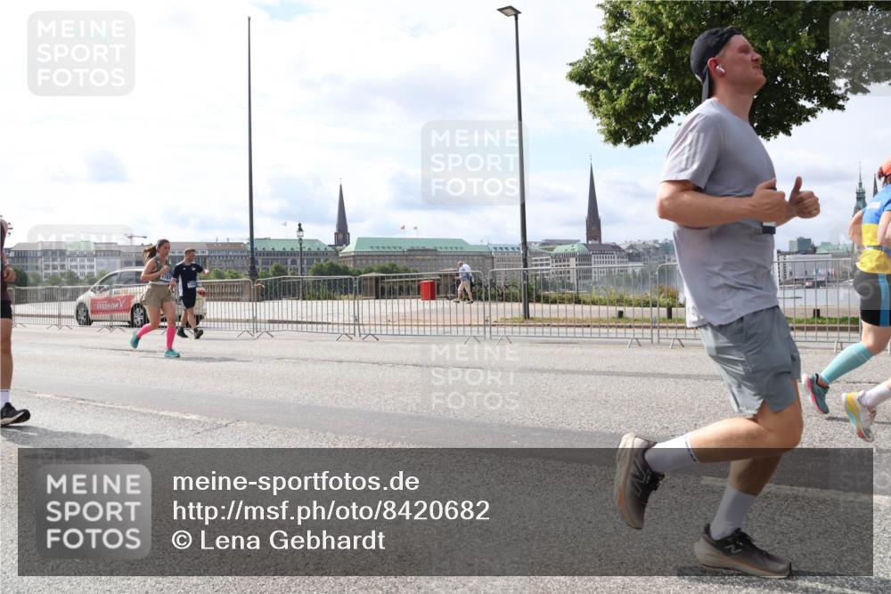 29.06.2025 - hella hamburg halbmarathon Lena Gebhardt http://msf.ph/oto/8420682 29.06.2025 10:18:24 Lombardsbrücke 1787, 1159, 1160, 1234, 1268, 1325, 1554, 1641, 1820, 1982, 2087, 2147, 2335, 2634, 2703, 2931, 3125, 3202, 3321, 3482, 3529, 3977, 4123, 4383, 4710, 4738, 4802, 4804, 5909, 5910, 6270, 6332, 6533, 7094, 7160, 7454, 7641, 7649, 7838, 7882, 7883, 8067, 8128, 8248, 8341, 8607, 8665, 9222, 9276, 9505, 9539, 9586, 9658, 9717, 9734, 9748, 9834, 9844, 10172, 10332, 10502, 10659, 10687, 10908, 12498, 12541, 12548, 12552, 12703, 13341 meine-sportfotos.de