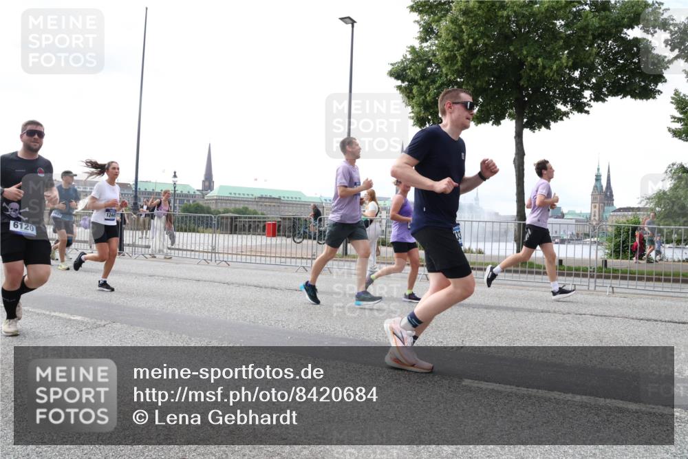 29.06.2025 - hella hamburg halbmarathon Lena Gebhardt http://msf.ph/oto/8420684 29.06.2025 10:42:49 Lombardsbrücke 6120, 12441, 1149, 1150, 1360, 1656, 1788, 1929, 1957, 1964, 1994, 2069, 2103, 2134, 2158, 2401, 2450, 2509, 2538, 2580, 2940, 2941, 2971, 3283, 3378, 3518, 3605, 3764, 3874, 4092, 4105, 4334, 4385, 4778, 4891, 4892, 5067, 5268, 5403, 5417, 5810, 5967, 6120, 6764, 7040, 7043, 7260, 7513, 7557, 7666, 8161, 8525, 8526, 8529, 8795, 8816, 8991, 9304, 9378, 9644, 9980, 10008, 10180, 10454, 10532, 10697, 11142, 11710, 12151, 12441, 13049, 13241 meine-sportfotos.de