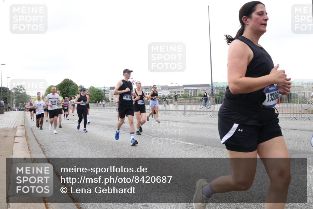 29.06.2025 - hella hamburg halbmarathon Lena Gebhardt http://msf.ph/oto/8420687 29.06.2025 10:52:28 Lombardsbrücke 18633, 12546, 13286, 1369, 1418, 1826, 1978, 2362, 2420, 2528, 2983, 3038, 3140, 3227, 3645, 4087, 4273, 4436, 4591, 4598, 4815, 5062, 5262, 5360, 6386, 6403, 6404, 6406, 6456, 6671, 6985, 7511, 7690, 7691, 7735, 7812, 8194, 8196, 8250, 8251, 8641, 9068, 9070, 9103, 9368, 9460, 9730, 9731, 10080, 10296, 10342, 10392, 10600, 10634, 10673, 10879, 10884, 10928, 11084, 11126, 11127, 11297, 11375, 11736, 11899, 11974, 12546, 12558, 12994 meine-sportfotos.de