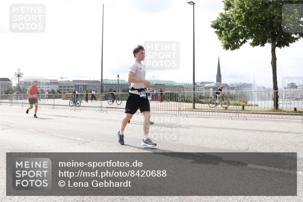 29.06.2025 - hella hamburg halbmarathon Lena Gebhardt http://msf.ph/oto/8420688 29.06.2025 10:27:37 Lombardsbrücke 1747, 2080, 2775, 3389, 4372, 5177, 5285, 5825, 6214, 6259, 7764, 7944, 7978, 8085, 8281, 9688, 10077, 10158, 10412, 10413, 11256, 11766, 12500, 12823, 13043, 13860, 14206, 15607, 15641, 16569, 16804, 16838, 17427, 17791, 18012, 18097, 18301, 18626, 18766 meine-sportfotos.de