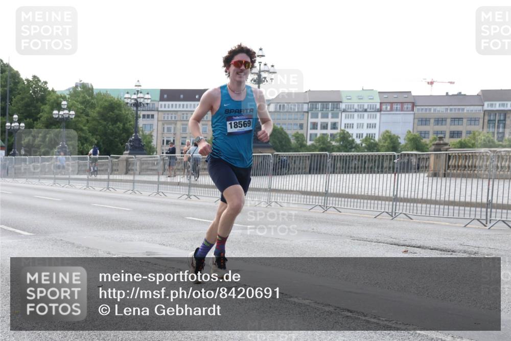 29.06.2025 - hella hamburg halbmarathon Lena Gebhardt http://msf.ph/oto/8420691 29.06.2025 09:42:12 Lombardsbrücke 18569, 1241, 2604, 2618, 2892, 4128, 6559, 7142, 7862, 10485, 11965, 12067, 12641, 13440, 13751, 13780, 14019, 14107, 14113, 14506, 15253, 16169, 17003, 17752, 18124, 18569, 18897 meine-sportfotos.de