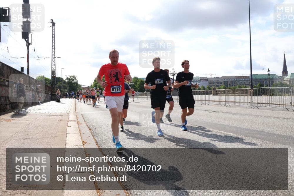 29.06.2025 - hella hamburg halbmarathon Lena Gebhardt http://msf.ph/oto/8420702 29.06.2025 09:51:37 Lombardsbrücke 9114, 17381, 382, 1136, 1520, 1570, 1903, 1912, 1920, 1941, 2653, 2880, 2972, 3437, 3523, 3700, 4297, 4634, 4759, 4843, 4854, 4865, 4889, 4991, 4999, 5375, 5410, 6490, 6593, 6721, 6901, 7092, 7105, 7363, 7378, 7693, 7962, 8319, 8346, 8359, 8871, 8900, 9114, 9262, 9313, 9364, 9371, 9755, 9885, 10319, 10375, 10480, 10669, 10934, 11021, 11049, 11417, 11714, 11907, 11959, 12153, 12623, 12711, 14201 meine-sportfotos.de