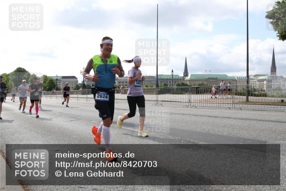 29.06.2025 - hella hamburg halbmarathon Lena Gebhardt http://msf.ph/oto/8420703 29.06.2025 10:05:45 Lombardsbrücke 11958, 2624, 3461, 1229, 1448, 1830, 1842, 1863, 1936, 1981, 2288, 2298, 2471, 2540, 2624, 3062, 3461, 3578, 3929, 4014, 4169, 4782, 5073, 5762, 6014, 7741, 8051, 8894, 8909, 9075, 9165, 9339, 9477, 9559, 9680, 9736, 9737, 9738, 9917, 10343, 10694, 10791, 10998, 11784, 11873, 11958, 12557, 13042, 13221, 14465, 14642, 15766, 16092, 16441, 16546, 16687, 16847, 17731, 17740, 17885, 18616, 18617, 18857, 18973, 19034, 19248 meine-sportfotos.de