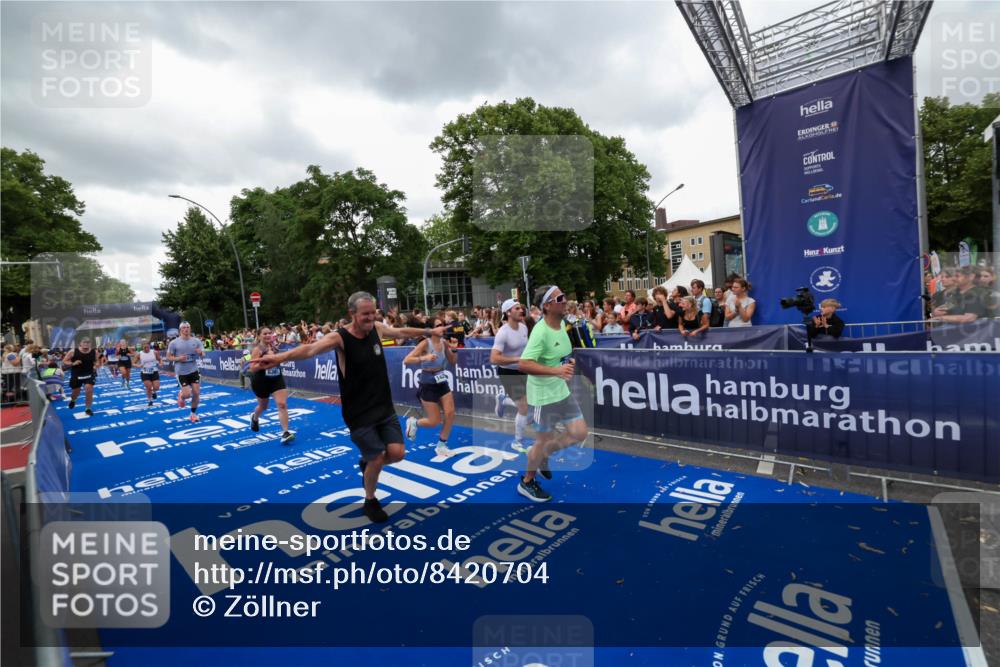 29.06.2025 - hella hamburg halbmarathon Zöllner http://msf.ph/oto/8420704 29.06.2025 10:53:20 Ziel 1683, 2074, 2354, 4065, 7312, 7383, 8273, 8361, 9142, 11844, 12490, 12875, 15179, 15681, 16929, 18901 meine-sportfotos.de