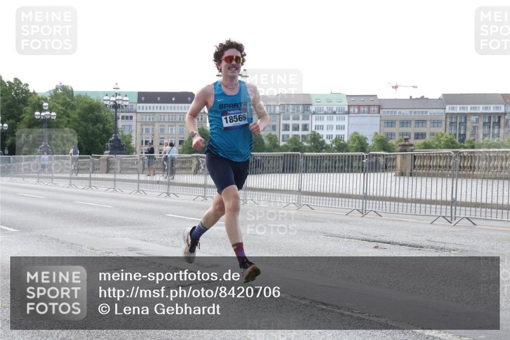 29.06.2025 - hella hamburg halbmarathon Lena Gebhardt http://msf.ph/oto/8420706 29.06.2025 09:42:12 Lombardsbrücke 18569, 1241, 2604, 2618, 2892, 4128, 6559, 7142, 7862, 10485, 11965, 12067, 12641, 13440, 13751, 13780, 14019, 14107, 14113, 14506, 15253, 16169, 17003, 17752, 18124, 18569, 18897 meine-sportfotos.de