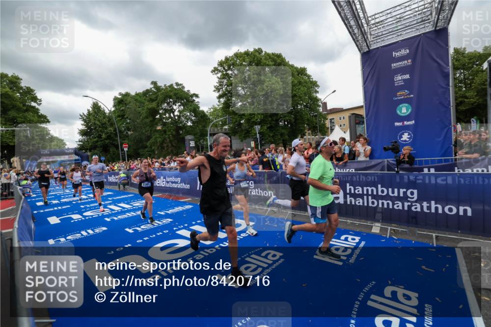 29.06.2025 - hella hamburg halbmarathon Zöllner http://msf.ph/oto/8420716 29.06.2025 10:53:20 Ziel 1683, 2074, 2354, 4065, 7312, 7383, 8273, 8361, 9142, 11844, 12490, 12875, 15179, 15681, 16929, 18901 meine-sportfotos.de