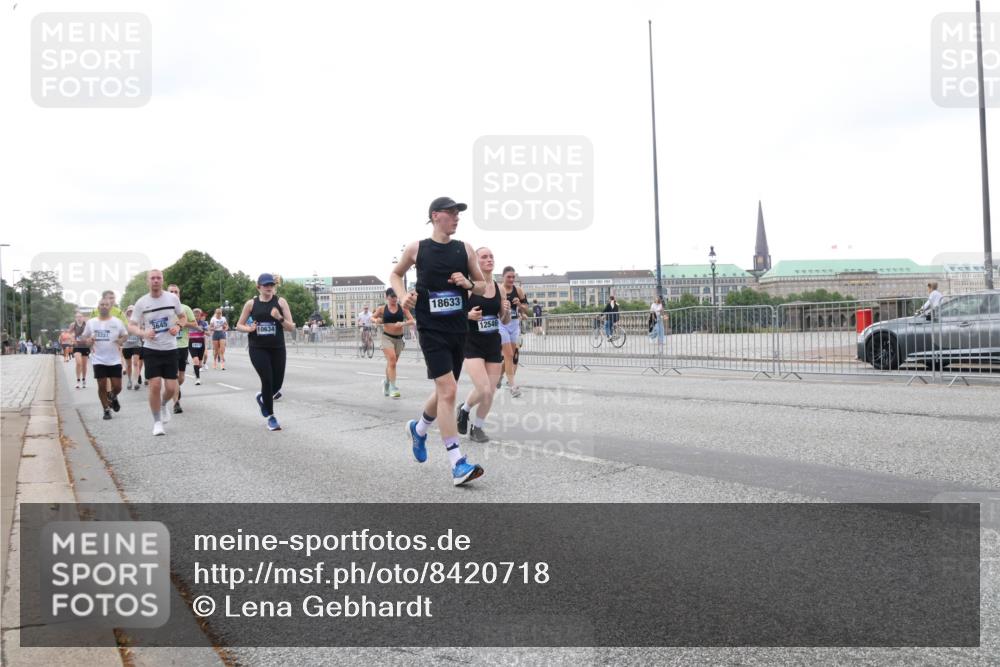 29.06.2025 - hella hamburg halbmarathon Lena Gebhardt http://msf.ph/oto/8420718 29.06.2025 10:52:28 Lombardsbrücke 18221, 3645, 10634, 18633, 12546, 1369, 1418, 1826, 1978, 2362, 2420, 2528, 2983, 3038, 3140, 3227, 3645, 4087, 4273, 4436, 4591, 4598, 4815, 5062, 5262, 5360, 6386, 6403, 6404, 6406, 6456, 6671, 6985, 7511, 7690, 7691, 7735, 7812, 8194, 8196, 8250, 8251, 8641, 9068, 9070, 9103, 9368, 9460, 9730, 9731, 10080, 10296, 10342, 10392, 10600, 10634, 10673, 10879, 10884, 10928, 11084, 11126, 11127, 11297, 11375, 11736, 11899, 11974, 12546, 12558, 12994 meine-sportfotos.de