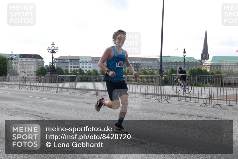 29.06.2025 - hella hamburg halbmarathon Lena Gebhardt http://msf.ph/oto/8420720 29.06.2025 09:42:13 Lombardsbrücke 18569, 1241, 2604, 2618, 2892, 4128, 6559, 7142, 7862, 10485, 11965, 12067, 12641, 13440, 13751, 13780, 14019, 14107, 14113, 14506, 15253, 16169, 17003, 17752, 18124, 18569, 18897 meine-sportfotos.de