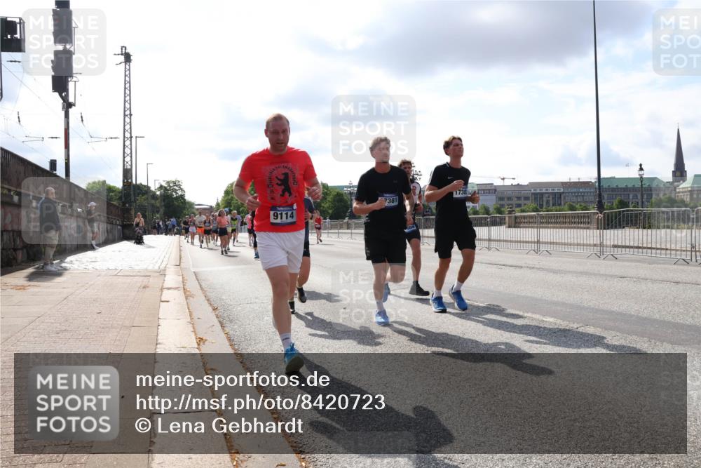 29.06.2025 - hella hamburg halbmarathon Lena Gebhardt http://msf.ph/oto/8420723 29.06.2025 09:51:38 Lombardsbrücke 7381, 9114, 1738, 1136, 1520, 1570, 1903, 1912, 1920, 1941, 2653, 2880, 2972, 3437, 3523, 3700, 4297, 4634, 4759, 4843, 4854, 4865, 4991, 4999, 5014, 5129, 5375, 5410, 6490, 6593, 6721, 6901, 7092, 7105, 7363, 7378, 7693, 7962, 8074, 8319, 8346, 8359, 8871, 8900, 9114, 9262, 9313, 9364, 9371, 9755, 9885, 10319, 10375, 10480, 10669, 10691, 10934, 11021, 11049, 11417, 11714, 11907, 11959, 12153, 12623, 12711, 14201 meine-sportfotos.de
