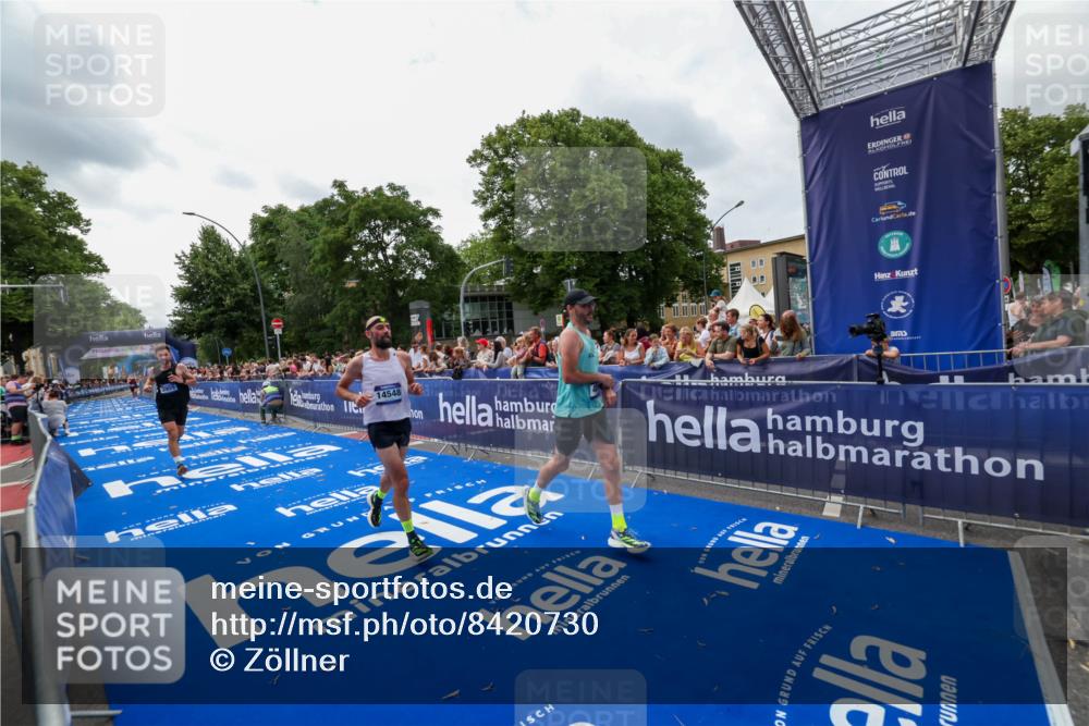 29.06.2025 - hella hamburg halbmarathon Zöllner http://msf.ph/oto/8420730 29.06.2025 10:31:24 Ziel 3955, 4812, 11857, 14548, 19042 meine-sportfotos.de