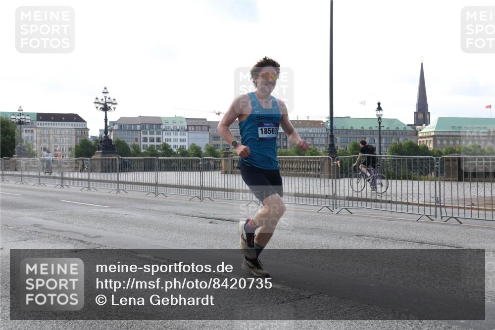 29.06.2025 - hella hamburg halbmarathon Lena Gebhardt http://msf.ph/oto/8420735 29.06.2025 09:42:13 Lombardsbrücke 18569, 000000, 1241, 2604, 2618, 2892, 4128, 6559, 7142, 7862, 10485, 11965, 12067, 12641, 13440, 13751, 13780, 14019, 14107, 14113, 14506, 15253, 16169, 17003, 17752, 18124, 18569, 18897 meine-sportfotos.de