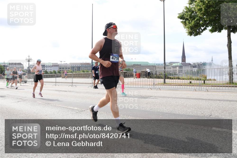 29.06.2025 - hella hamburg halbmarathon Lena Gebhardt http://msf.ph/oto/8420741 29.06.2025 10:18:26 Lombardsbrücke 5909, 4710, 1159, 1160, 1234, 1268, 1325, 1554, 1820, 1982, 2087, 2147, 2335, 2634, 2703, 2931, 3125, 3202, 3321, 3482, 3529, 3977, 4123, 4383, 4710, 4738, 4802, 4804, 5049, 5909, 5910, 6270, 6332, 6533, 7094, 7160, 7214, 7454, 7641, 7649, 7838, 7882, 7883, 8067, 8248, 8341, 8607, 8665, 9222, 9276, 9505, 9539, 9586, 9658, 9717, 9734, 9748, 9834, 9844, 10172, 10332, 10502, 10659, 10687, 10908, 12498, 12541, 12548, 12552, 12703, 13341 meine-sportfotos.de