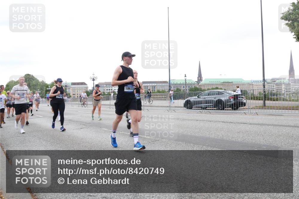 29.06.2025 - hella hamburg halbmarathon Lena Gebhardt http://msf.ph/oto/8420749 29.06.2025 10:52:28 Lombardsbrücke 2545, 10634, 18633, 2546, 1369, 1418, 1826, 1978, 2362, 2420, 2528, 2983, 3038, 3140, 3227, 3645, 4087, 4273, 4436, 4591, 4598, 4815, 5062, 5262, 5360, 6386, 6403, 6404, 6406, 6456, 6671, 6985, 7511, 7690, 7691, 7735, 7812, 8194, 8196, 8250, 8251, 8641, 9068, 9070, 9103, 9368, 9460, 9730, 9731, 10080, 10296, 10342, 10392, 10600, 10634, 10673, 10879, 10884, 10928, 11084, 11126, 11127, 11297, 11375, 11736, 11899, 11974, 12546, 12558, 12994 meine-sportfotos.de