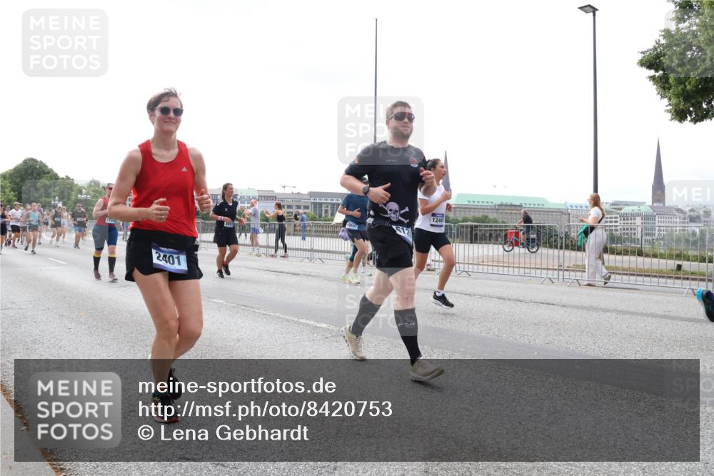 29.06.2025 - hella hamburg halbmarathon Lena Gebhardt http://msf.ph/oto/8420753 29.06.2025 10:42:50 Lombardsbrücke 1734, 2401, 12441, 1149, 1150, 1467, 1656, 1788, 1929, 1957, 1964, 1994, 2069, 2103, 2134, 2158, 2267, 2361, 2401, 2450, 2509, 2538, 2580, 2940, 2941, 2971, 3283, 3378, 3518, 3605, 3764, 3874, 4092, 4105, 4334, 4385, 4778, 4891, 5067, 5268, 5403, 5417, 5755, 5810, 5967, 6120, 6764, 7040, 7043, 7260, 7513, 7557, 7666, 8161, 8525, 8526, 8529, 8795, 8816, 8991, 9072, 9304, 9378, 9644, 9980, 10008, 10180, 10454, 10532, 10697, 11142, 11710, 12151, 12441, 13049, 13241 meine-sportfotos.de