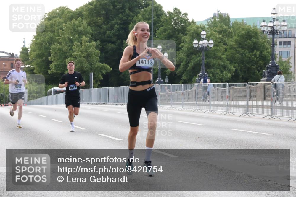 29.06.2025 - hella hamburg halbmarathon Lena Gebhardt http://msf.ph/oto/8420754 29.06.2025 09:42:14 Lombardsbrücke 15253, 2618, 14113, 1241, 2604, 2618, 2892, 4128, 6559, 7142, 7862, 10485, 11965, 12067, 13440, 13751, 14019, 14107, 14113, 14506, 15253, 16169, 17003, 17752, 18124, 18569, 18897 meine-sportfotos.de