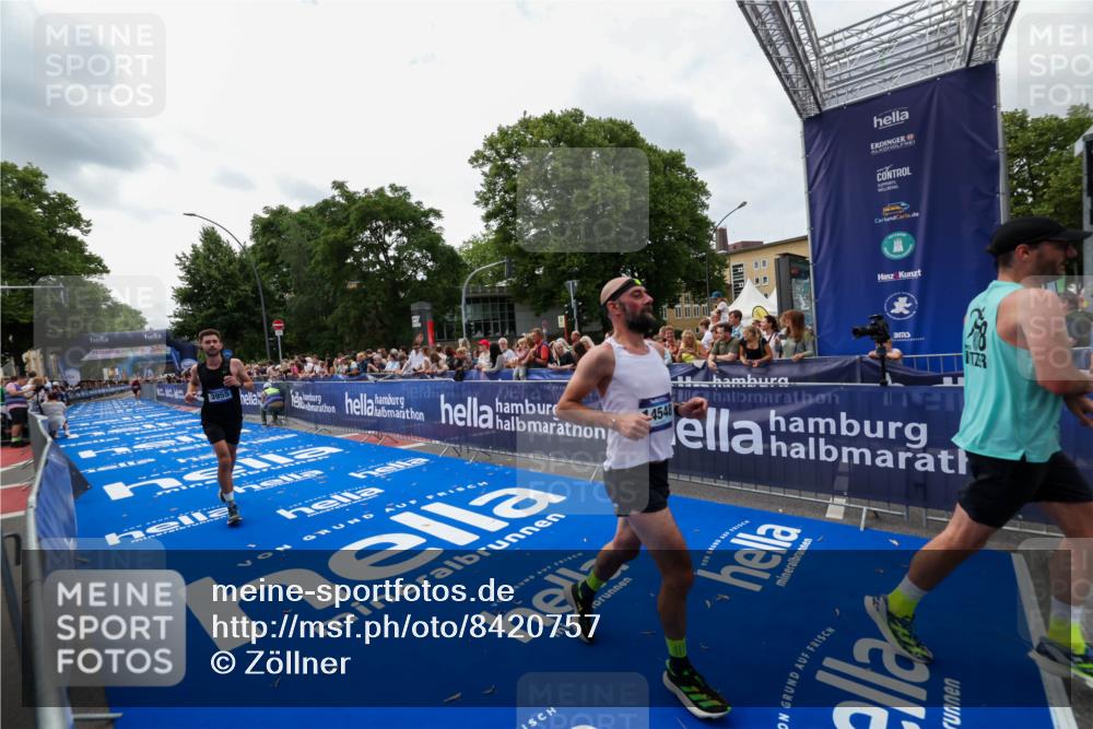 29.06.2025 - hella hamburg halbmarathon Zöllner http://msf.ph/oto/8420757 29.06.2025 10:31:25 Ziel 3955, 4812, 14548, 19118 meine-sportfotos.de