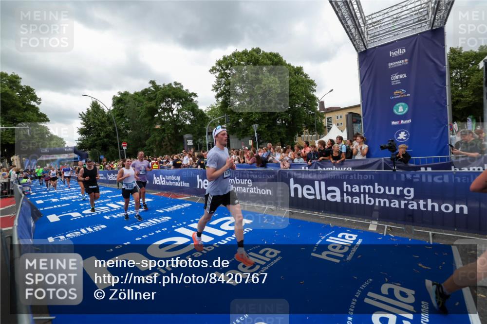 29.06.2025 - hella hamburg halbmarathon Zöllner http://msf.ph/oto/8420767 29.06.2025 10:53:22 Ziel 1683, 1727, 2074, 2354, 4065, 7312, 8361, 8651, 9142, 11844, 12490, 12875, 15179, 15681, 15838, 18134, 18901 meine-sportfotos.de