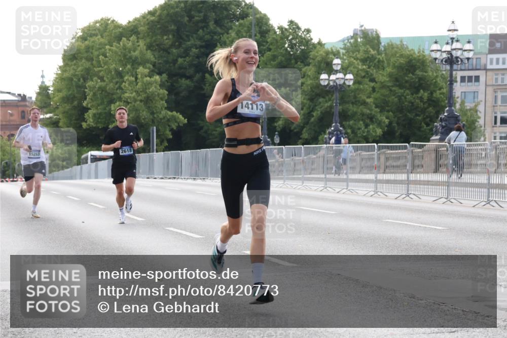 29.06.2025 - hella hamburg halbmarathon Lena Gebhardt http://msf.ph/oto/8420773 29.06.2025 09:42:14 Lombardsbrücke 15253, 2618, 14113, 1241, 2604, 2618, 2892, 4128, 6559, 7142, 7862, 10485, 11965, 12067, 13440, 13751, 14019, 14107, 14113, 14506, 15253, 16169, 17003, 17752, 18124, 18569, 18897 meine-sportfotos.de