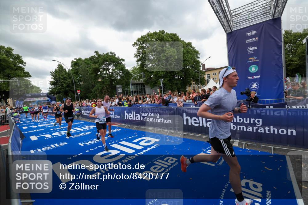 29.06.2025 - hella hamburg halbmarathon Zöllner http://msf.ph/oto/8420777 29.06.2025 10:53:22 Ziel 1683, 1727, 2074, 2354, 4065, 7312, 8361, 8651, 9142, 11844, 12490, 12875, 15179, 15681, 15838, 18134, 18901 meine-sportfotos.de