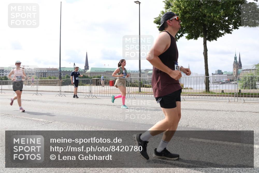 29.06.2025 - hella hamburg halbmarathon Lena Gebhardt http://msf.ph/oto/8420780 29.06.2025 10:18:26 Lombardsbrücke 5909, 87, 1159, 1160, 1234, 1268, 1325, 1554, 1820, 1982, 2087, 2147, 2335, 2634, 2703, 2931, 3125, 3202, 3321, 3482, 3529, 3977, 4123, 4383, 4710, 4738, 4802, 4804, 5049, 5909, 5910, 6270, 6332, 6533, 7094, 7160, 7214, 7454, 7641, 7649, 7838, 7882, 7883, 8067, 8248, 8341, 8607, 8665, 9222, 9276, 9505, 9539, 9586, 9658, 9717, 9734, 9748, 9834, 9844, 10172, 10332, 10502, 10659, 10687, 10908, 12498, 12541, 12548, 12552, 12703, 13341 meine-sportfotos.de