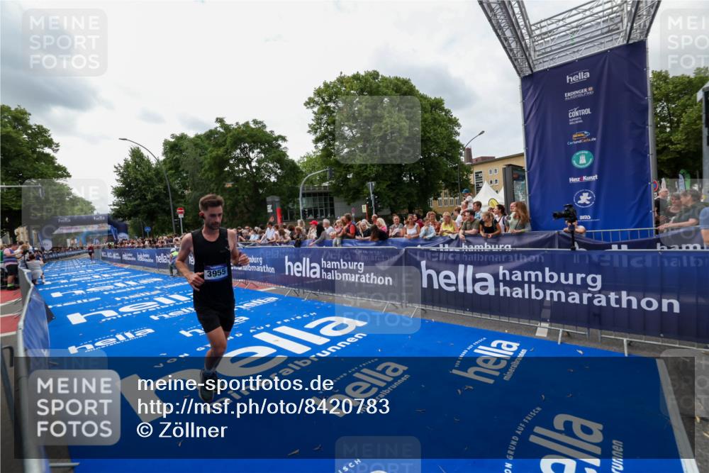 29.06.2025 - hella hamburg halbmarathon Zöllner http://msf.ph/oto/8420783 29.06.2025 10:31:26 Ziel 3955, 14548, 19118 meine-sportfotos.de