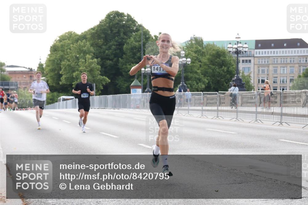29.06.2025 - hella hamburg halbmarathon Lena Gebhardt http://msf.ph/oto/8420795 29.06.2025 09:42:14 Lombardsbrücke 15253, 2618, 141, 1241, 2604, 2618, 2892, 4128, 6559, 7142, 7862, 10485, 11965, 12067, 13440, 13751, 14019, 14107, 14113, 14506, 15253, 16169, 17003, 17752, 18124, 18569, 18897 meine-sportfotos.de