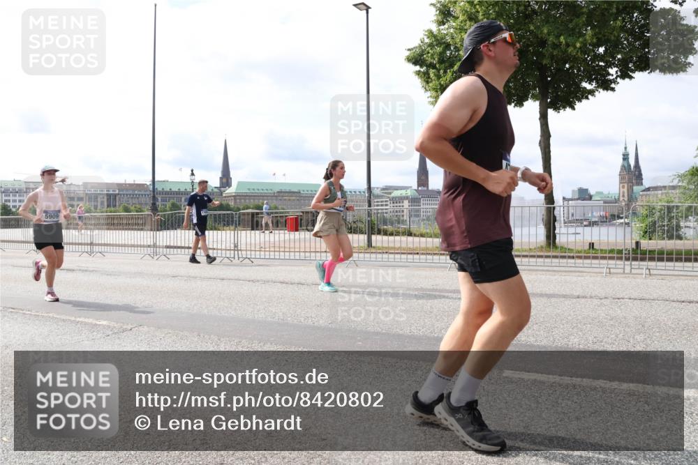29.06.2025 - hella hamburg halbmarathon Lena Gebhardt http://msf.ph/oto/8420802 29.06.2025 10:18:26 Lombardsbrücke 5909, 1159, 1160, 1234, 1268, 1325, 1554, 1820, 1982, 2087, 2147, 2335, 2634, 2703, 2931, 3125, 3202, 3321, 3482, 3529, 3977, 4123, 4383, 4710, 4738, 4802, 4804, 5049, 5909, 5910, 6270, 6332, 6533, 7094, 7160, 7214, 7454, 7641, 7649, 7838, 7882, 7883, 8067, 8248, 8341, 8607, 8665, 9222, 9276, 9505, 9539, 9586, 9658, 9717, 9734, 9748, 9834, 9844, 10172, 10332, 10502, 10659, 10687, 10908, 12498, 12541, 12548, 12552, 12703, 13341 meine-sportfotos.de