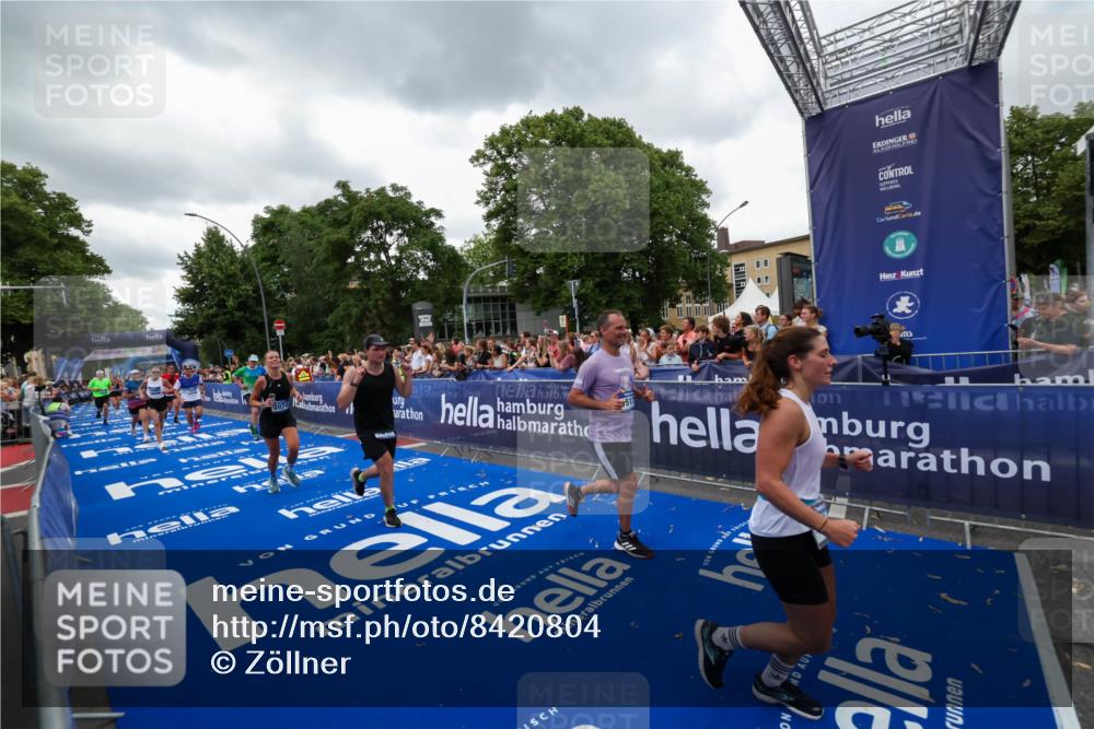 29.06.2025 - hella hamburg halbmarathon Zöllner http://msf.ph/oto/8420804 29.06.2025 10:53:23 Ziel 1683, 1727, 2074, 2354, 4065, 6942, 7312, 8651, 9142, 11844, 12490, 12875, 15179, 15681, 15838, 18134, 18901 meine-sportfotos.de