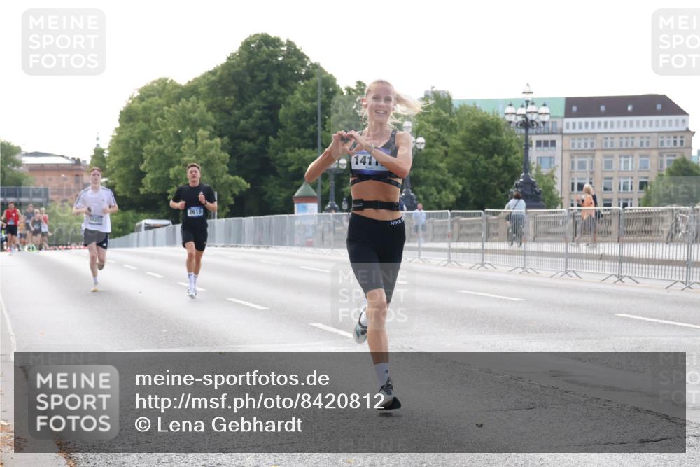 29.06.2025 - hella hamburg halbmarathon Lena Gebhardt http://msf.ph/oto/8420812 29.06.2025 09:42:14 Lombardsbrücke 15253, 2618, 141, 1241, 2604, 2618, 2892, 4128, 6559, 7142, 7862, 10485, 11965, 12067, 13440, 13751, 14019, 14107, 14113, 14506, 15253, 16169, 17003, 17752, 18124, 18569, 18897 meine-sportfotos.de