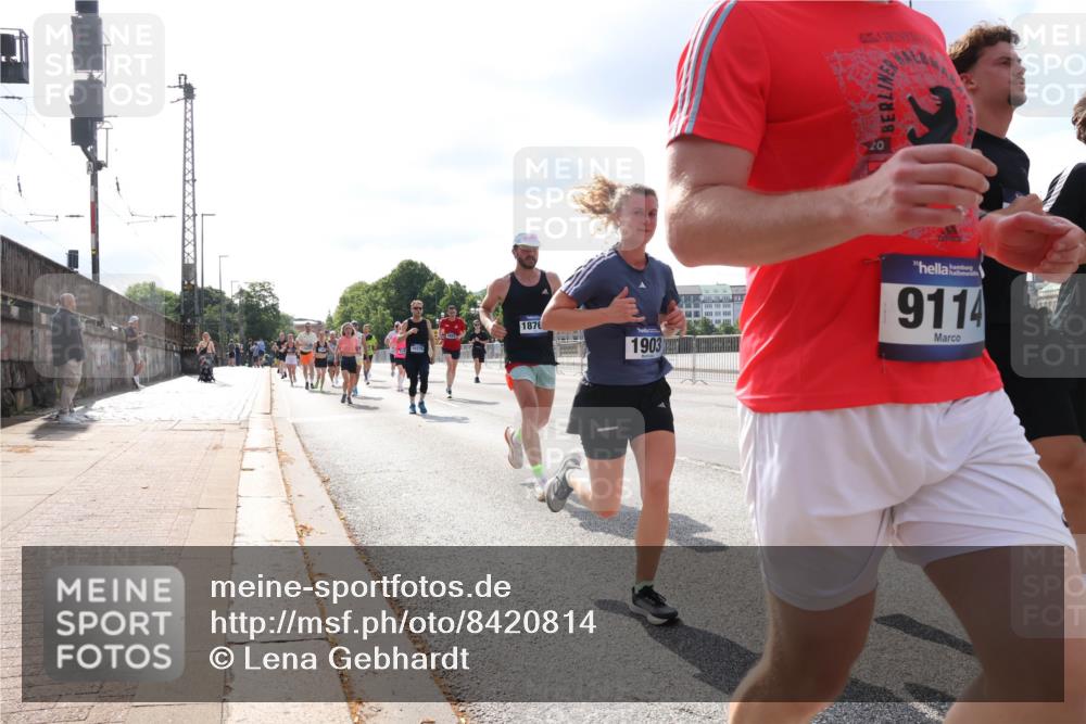29.06.2025 - hella hamburg halbmarathon Lena Gebhardt http://msf.ph/oto/8420814 29.06.2025 09:51:38 Lombardsbrücke 1876, 1903, 9114, 1136, 1520, 1570, 1903, 1912, 1920, 1941, 2653, 2880, 2972, 3437, 3523, 3700, 4297, 4634, 4759, 4843, 4854, 4865, 4991, 4999, 5014, 5129, 5375, 5410, 6490, 6593, 6721, 6901, 7092, 7105, 7363, 7378, 7693, 7962, 8074, 8319, 8346, 8359, 8871, 8900, 9114, 9262, 9313, 9364, 9371, 9755, 9885, 10319, 10375, 10480, 10669, 10691, 10934, 11021, 11049, 11417, 11714, 11907, 11959, 12153, 12623, 12711, 14201 meine-sportfotos.de