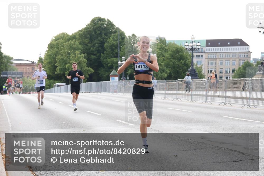 29.06.2025 - hella hamburg halbmarathon Lena Gebhardt http://msf.ph/oto/8420829 29.06.2025 09:42:14 Lombardsbrücke 15253, 2618, 14113, 1241, 2604, 2618, 2892, 4128, 6559, 7142, 7862, 10485, 11965, 12067, 13440, 13751, 14019, 14107, 14113, 14506, 15253, 16169, 17003, 17752, 18124, 18569, 18897 meine-sportfotos.de