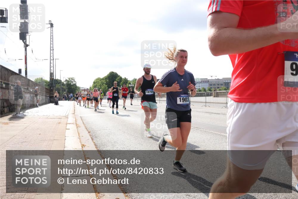 29.06.2025 - hella hamburg halbmarathon Lena Gebhardt http://msf.ph/oto/8420833 29.06.2025 09:51:39 Lombardsbrücke 18764, 1903, 20, 9, 1136, 1520, 1570, 1903, 1912, 1920, 1941, 2653, 2880, 2972, 3437, 3523, 3700, 4297, 4634, 4759, 4843, 4854, 4865, 4991, 4999, 5014, 5129, 5375, 5410, 6490, 6593, 6700, 6721, 6770, 6901, 7092, 7105, 7363, 7378, 7693, 7962, 8074, 8346, 8359, 8871, 8900, 9114, 9262, 9313, 9358, 9364, 9371, 9755, 9885, 10319, 10375, 10480, 10669, 10691, 10934, 11021, 11049, 11417, 11714, 11907, 11959, 12153, 12623, 12711, 14201 meine-sportfotos.de