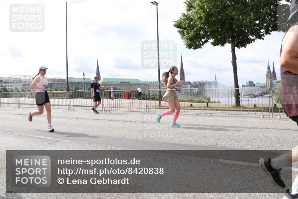 29.06.2025 - hella hamburg halbmarathon Lena Gebhardt http://msf.ph/oto/8420838 29.06.2025 10:18:27 Lombardsbrücke 909, 1159, 1160, 1234, 1268, 1325, 1554, 1820, 1982, 2087, 2147, 2335, 2634, 2703, 2931, 3125, 3202, 3321, 3482, 3529, 3977, 4123, 4383, 4710, 4738, 4802, 4804, 5049, 5909, 5910, 6270, 6332, 6533, 7094, 7160, 7214, 7454, 7641, 7649, 7838, 7882, 7883, 8067, 8248, 8341, 8665, 9222, 9276, 9505, 9539, 9586, 9658, 9717, 9748, 9834, 9844, 10172, 10332, 10502, 10659, 10687, 10908, 12498, 12541, 12548, 12552, 12703, 13341 meine-sportfotos.de