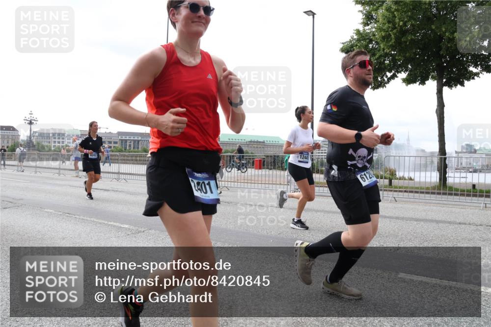 29.06.2025 - hella hamburg halbmarathon Lena Gebhardt http://msf.ph/oto/8420845 29.06.2025 10:42:50 Lombardsbrücke 4092, 2401, 12441, 612, 1149, 1150, 1467, 1656, 1788, 1929, 1957, 1964, 1994, 2069, 2103, 2134, 2158, 2267, 2361, 2401, 2450, 2509, 2538, 2580, 2940, 2941, 2971, 3283, 3378, 3518, 3605, 3764, 3874, 4092, 4105, 4334, 4385, 4778, 4891, 5067, 5268, 5403, 5417, 5755, 5810, 5967, 6120, 6764, 7040, 7043, 7260, 7513, 7557, 7666, 8161, 8525, 8526, 8529, 8795, 8816, 8991, 9072, 9304, 9378, 9644, 9980, 10008, 10180, 10454, 10532, 10697, 11142, 11710, 12151, 12441, 13049, 13241 meine-sportfotos.de