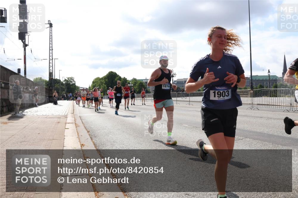 29.06.2025 - hella hamburg halbmarathon Lena Gebhardt http://msf.ph/oto/8420854 29.06.2025 09:51:39 Lombardsbrücke 10375, 18764, 1903, 1136, 1520, 1570, 1903, 1912, 1920, 1941, 2653, 2880, 2972, 3437, 3523, 3700, 4297, 4634, 4759, 4843, 4854, 4865, 4991, 4999, 5014, 5129, 5375, 5410, 6490, 6593, 6700, 6721, 6770, 6901, 7092, 7105, 7363, 7378, 7693, 7962, 8074, 8346, 8359, 8871, 8900, 9114, 9262, 9313, 9358, 9364, 9371, 9755, 9885, 10319, 10375, 10480, 10669, 10691, 10934, 11021, 11049, 11417, 11714, 11907, 11959, 12153, 12623, 12711, 14201 meine-sportfotos.de