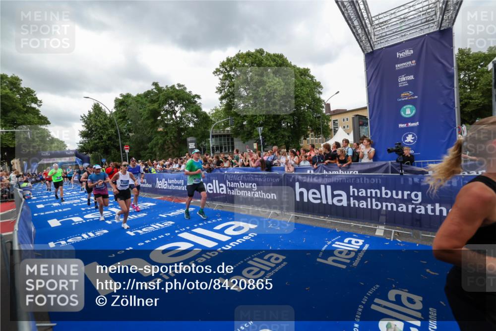 29.06.2025 - hella hamburg halbmarathon Zöllner http://msf.ph/oto/8420865 29.06.2025 10:53:25 Ziel 1683, 1727, 2074, 2354, 4065, 6198, 6629, 6942, 7312, 8651, 11844, 12490, 13997, 15681, 15838, 18134, 18901 meine-sportfotos.de