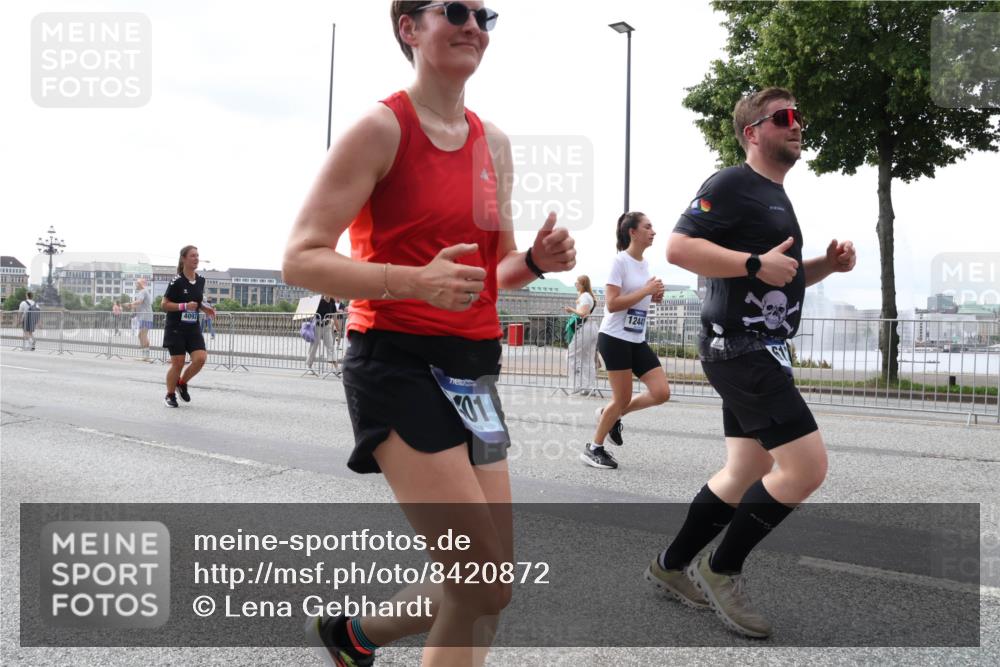 29.06.2025 - hella hamburg halbmarathon Lena Gebhardt http://msf.ph/oto/8420872 29.06.2025 10:42:50 Lombardsbrücke 01, 12441, 1149, 1150, 1467, 1656, 1788, 1929, 1957, 1964, 1994, 2069, 2103, 2134, 2158, 2267, 2361, 2401, 2450, 2509, 2538, 2580, 2940, 2941, 2971, 3283, 3378, 3518, 3605, 3764, 3874, 4092, 4105, 4334, 4385, 4778, 4891, 5067, 5268, 5403, 5417, 5755, 5810, 5967, 6120, 6764, 7040, 7043, 7260, 7513, 7557, 7666, 8161, 8525, 8526, 8529, 8795, 8816, 8991, 9072, 9304, 9378, 9644, 9980, 10008, 10180, 10454, 10532, 10697, 11142, 11710, 12151, 12441, 13049, 13241 meine-sportfotos.de