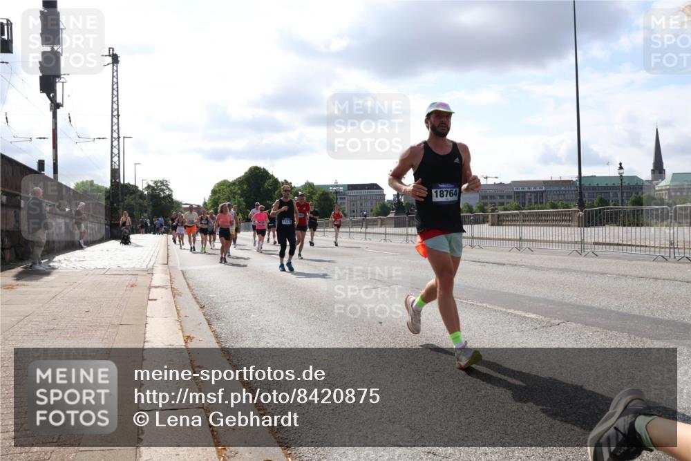 29.06.2025 - hella hamburg halbmarathon Lena Gebhardt http://msf.ph/oto/8420875 29.06.2025 09:51:39 Lombardsbrücke 10375, 18764, 1136, 1520, 1570, 1903, 1912, 1920, 1941, 2653, 2880, 2972, 3437, 3523, 3700, 4297, 4634, 4759, 4843, 4854, 4865, 4991, 4999, 5014, 5129, 5375, 5410, 6490, 6593, 6700, 6721, 6770, 6901, 7092, 7105, 7363, 7378, 7693, 7962, 8074, 8346, 8359, 8871, 8900, 9114, 9262, 9313, 9358, 9364, 9371, 9755, 9885, 10319, 10375, 10480, 10669, 10691, 10934, 11021, 11049, 11417, 11714, 11907, 11959, 12153, 12623, 12711, 14201 meine-sportfotos.de