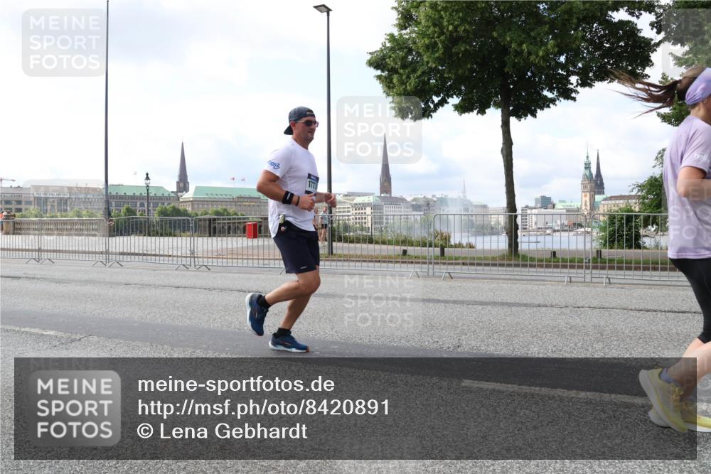 29.06.2025 - hella hamburg halbmarathon Lena Gebhardt http://msf.ph/oto/8420891 29.06.2025 10:05:46 Lombardsbrücke 1773, 1229, 1448, 1830, 1842, 1863, 1936, 1981, 2288, 2298, 2471, 2540, 2624, 3062, 3461, 3578, 3929, 4014, 4169, 4782, 5073, 5762, 6014, 7741, 8051, 8894, 8909, 9075, 9165, 9339, 9477, 9559, 9680, 9736, 9737, 9738, 9917, 10343, 10694, 10791, 10998, 11784, 11873, 11958, 12557, 13042, 13221, 14465, 14642, 14987, 15766, 16092, 16441, 16546, 16687, 16847, 17731, 17740, 17885, 18616, 18617, 18768, 18857, 18973, 19248 meine-sportfotos.de