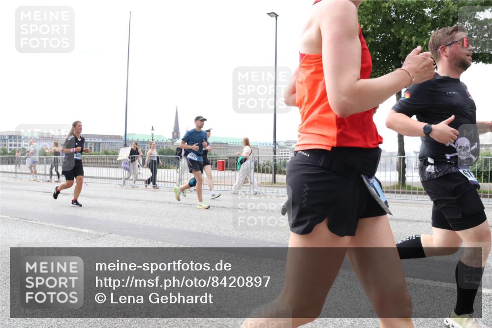 29.06.2025 - hella hamburg halbmarathon Lena Gebhardt http://msf.ph/oto/8420897 29.06.2025 10:42:51 Lombardsbrücke 10697, 1149, 1467, 1656, 1788, 1929, 1957, 1964, 1994, 2069, 2103, 2134, 2158, 2267, 2361, 2401, 2450, 2509, 2538, 2580, 2940, 2941, 2971, 3074, 3283, 3378, 3518, 3605, 3764, 3874, 4092, 4105, 4334, 4385, 4778, 5067, 5268, 5403, 5417, 5755, 5810, 5967, 6120, 6764, 7040, 7043, 7260, 7513, 7666, 8161, 8184, 8525, 8526, 8529, 8795, 8816, 8991, 9072, 9304, 9378, 9644, 9980, 10008, 10180, 10454, 10532, 10697, 11142, 11710, 12151, 12441, 13049, 13241 meine-sportfotos.de