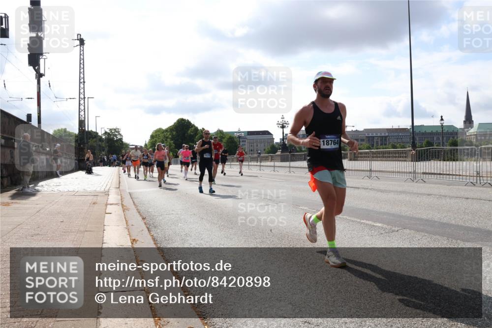 29.06.2025 - hella hamburg halbmarathon Lena Gebhardt http://msf.ph/oto/8420898 29.06.2025 09:51:39 Lombardsbrücke 18764, 10375, 1136, 1520, 1570, 1903, 1912, 1920, 1941, 2653, 2880, 2972, 3437, 3523, 3700, 4297, 4634, 4759, 4843, 4854, 4865, 4991, 4999, 5014, 5129, 5375, 5410, 6490, 6593, 6700, 6721, 6770, 6901, 7092, 7105, 7363, 7378, 7693, 7962, 8074, 8346, 8359, 8871, 8900, 9114, 9262, 9313, 9358, 9364, 9371, 9755, 9885, 10319, 10375, 10480, 10669, 10691, 10934, 11021, 11049, 11417, 11714, 11907, 11959, 12153, 12623, 12711, 14201 meine-sportfotos.de