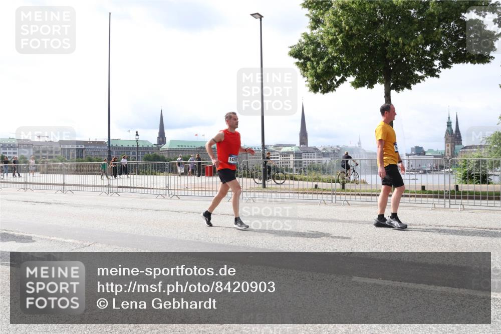 29.06.2025 - hella hamburg halbmarathon Lena Gebhardt http://msf.ph/oto/8420903 29.06.2025 10:27:40 Lombardsbrücke 1420, 1148, 2080, 2775, 3389, 4372, 5177, 5285, 5825, 6214, 6259, 7764, 7944, 7978, 8085, 9567, 9688, 10158, 10412, 10413, 11256, 11766, 12500, 12823, 13043, 13860, 14206, 15607, 15641, 16569, 16804, 16838, 17427, 17791, 18012, 18097, 18301, 18626, 18766 meine-sportfotos.de